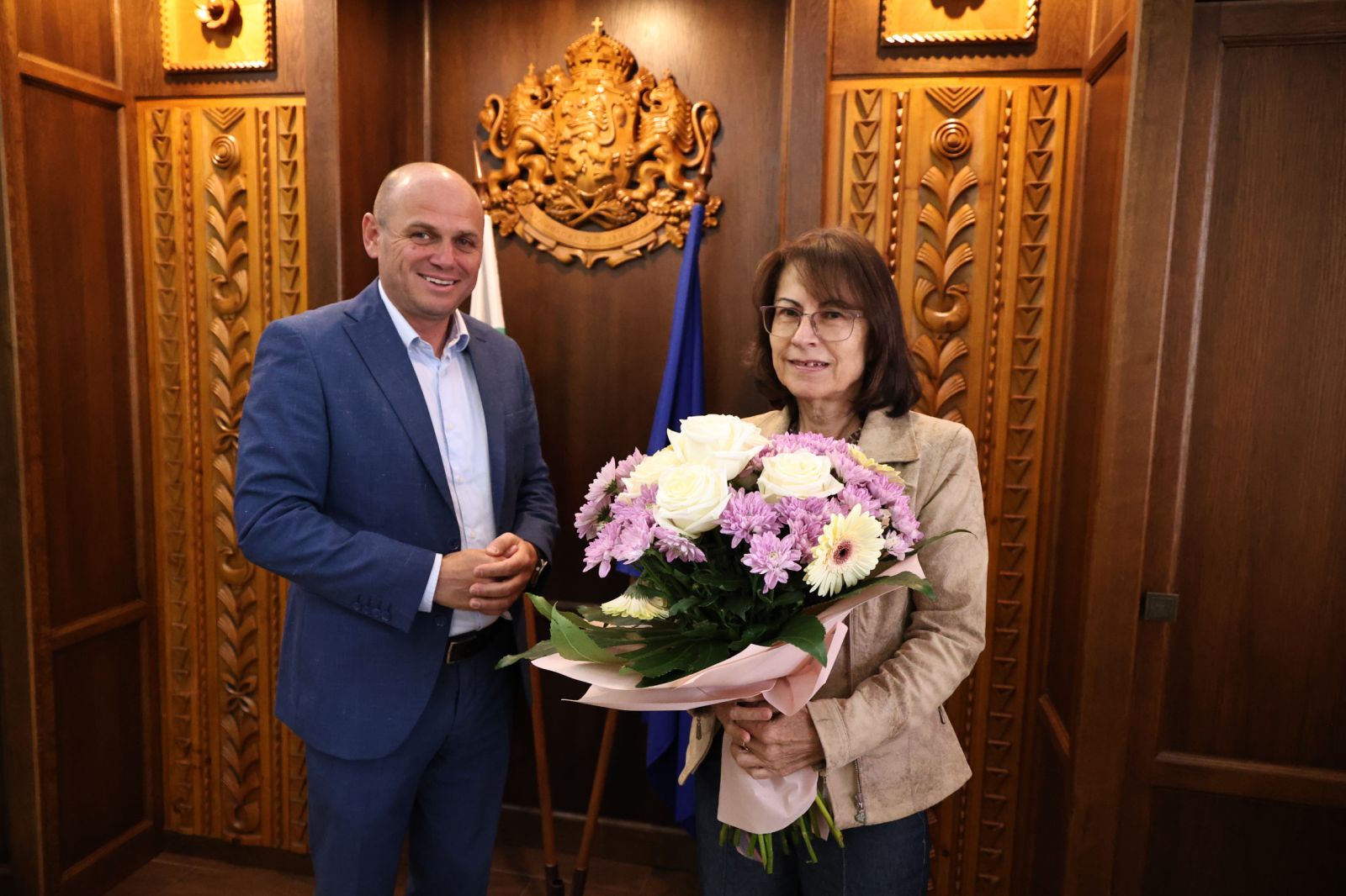 ЦВЕТЯ И БЛАГОДАРНОСТИ КЪМ ДЪЛГОГОДИШЕН СЛУЖИТЕЛ НА ОБЩИНА БАНСКО